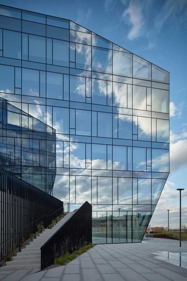Can four crystalline volumes compete with the livability and urban space quality of a historic center?