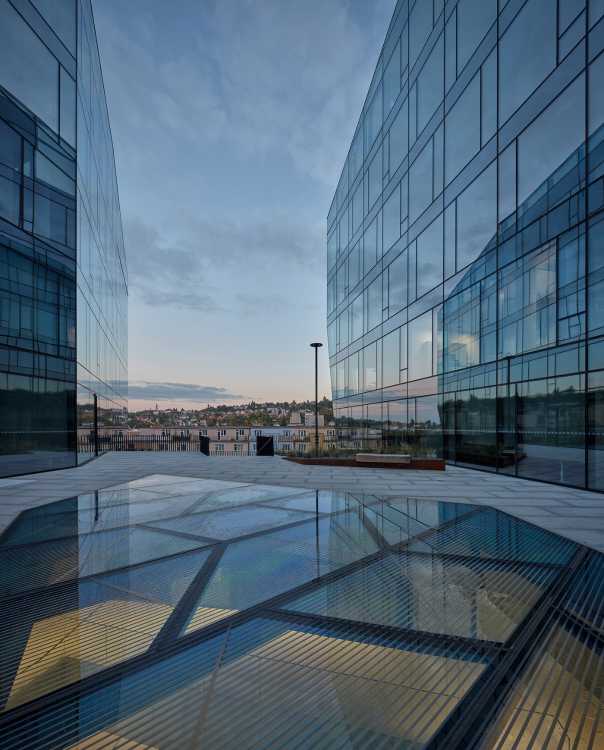 Can four crystalline volumes compete with the livability and urban space quality of a historic center?