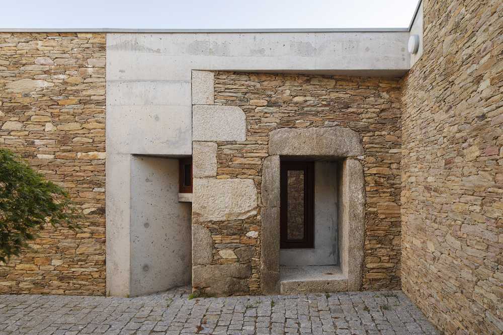 Four patios for the recovered and expanded Rates House: oases of intimacy which overlook the street and garden