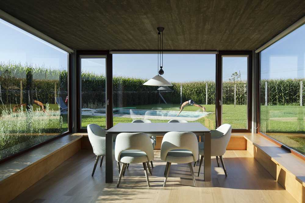 Four patios for the recovered and expanded Rates House: oases of intimacy which overlook the street and garden