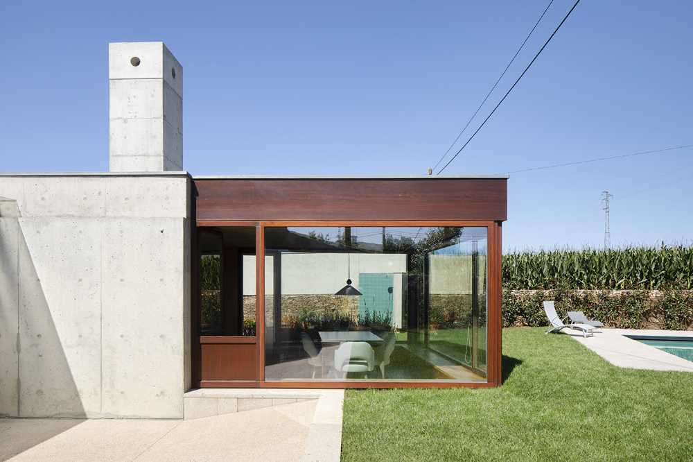 Four patios for the recovered and expanded Rates House: oases of intimacy which overlook the street and garden