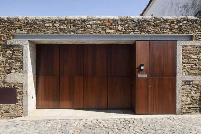 Four patios for the recovered and expanded Rates House: oases of intimacy which overlook the street and garden