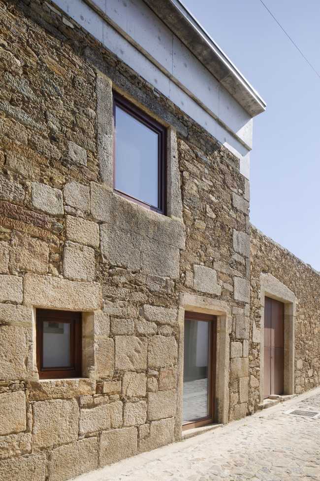 Four patios for the recovered and expanded Rates House: oases of intimacy which overlook the street and garden