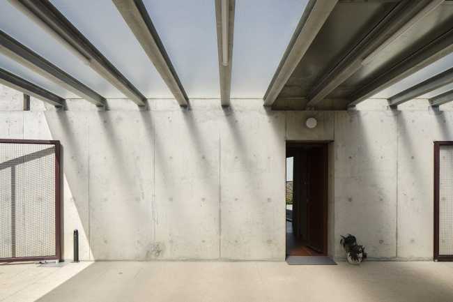 Four patios for the recovered and expanded Rates House: oases of intimacy which overlook the street and garden