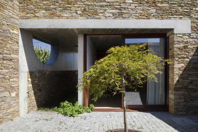 Four patios for the recovered and expanded Rates House: oases of intimacy which overlook the street and garden