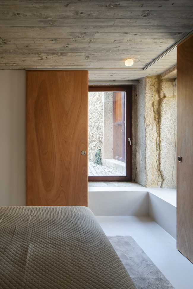 Four patios for the recovered and expanded Rates House: oases of intimacy which overlook the street and garden