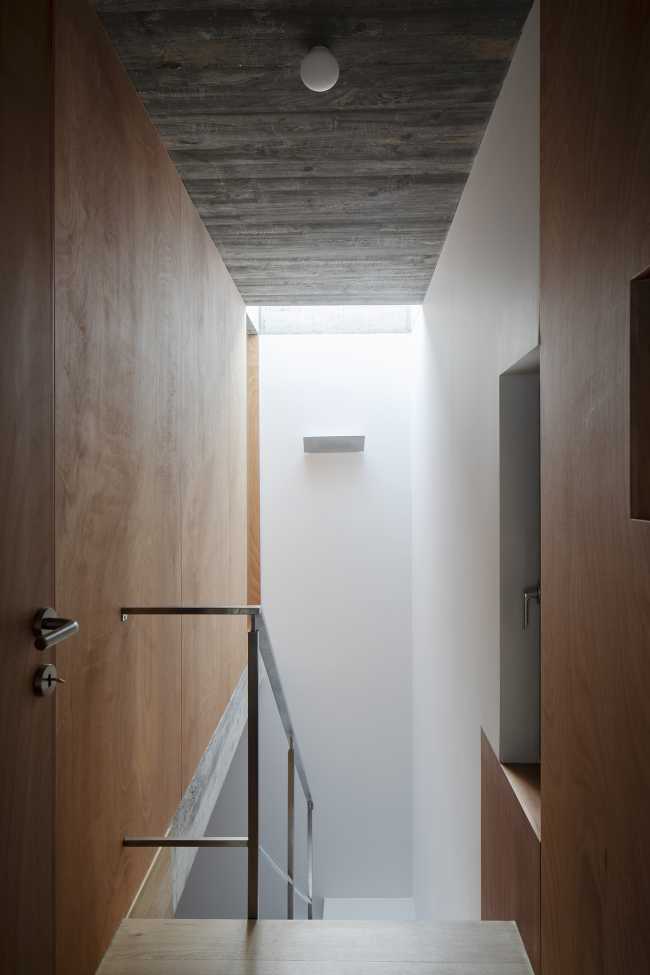 Four patios for the recovered and expanded Rates House: oases of intimacy which overlook the street and garden