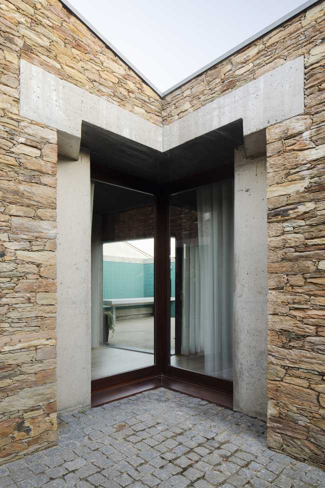 Four patios for the recovered and expanded Rates House: oases of intimacy which overlook the street and garden