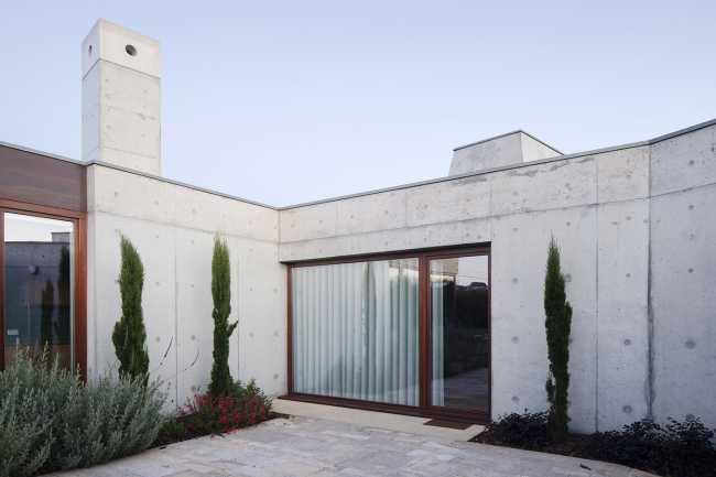 Four patios for the recovered and expanded Rates House: oases of intimacy which overlook the street and garden