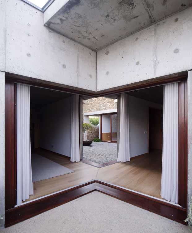 Four patios for the recovered and expanded Rates House: oases of intimacy which overlook the street and garden