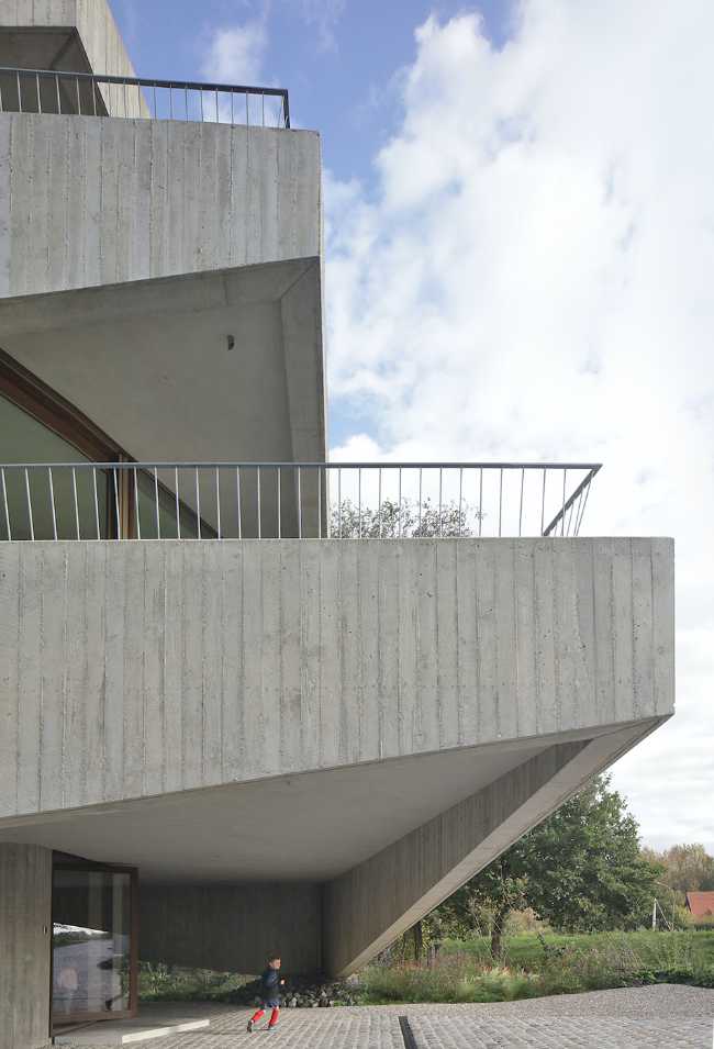 Una jocosa fachada de baldaquines asimétricos para la House N-DP