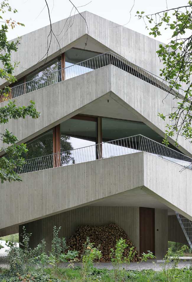 Una jocosa fachada de baldaquines asimétricos para la House N-DP