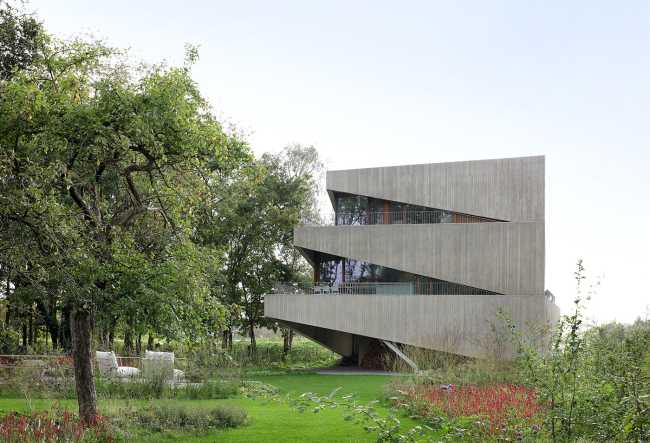 Una jocosa fachada de baldaquines asimétricos para la House N-DP