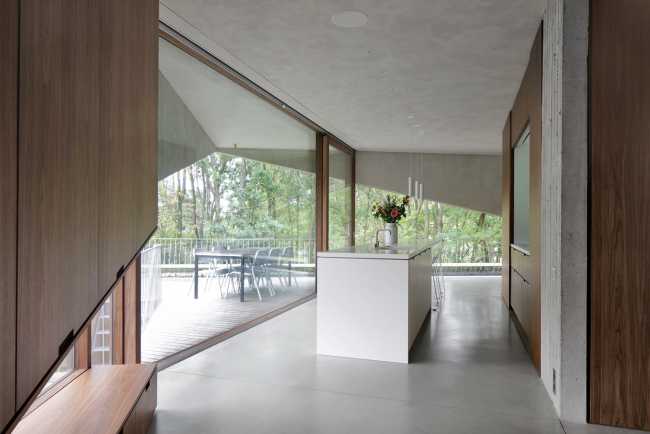 Una jocosa fachada de baldaquines asimétricos para la House N-DP