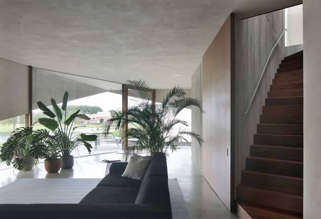 Una jocosa fachada de baldaquines asimétricos para la House N-DP