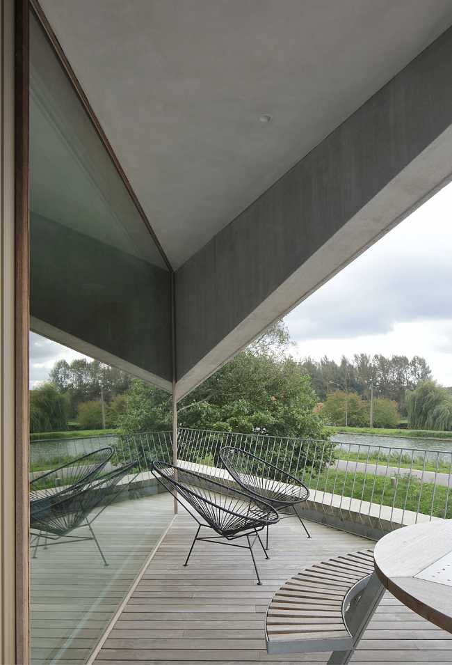 Una jocosa fachada de baldaquines asimétricos para la House N-DP