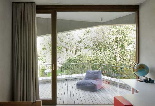 Una jocosa fachada de baldaquines asimétricos para la House N-DP