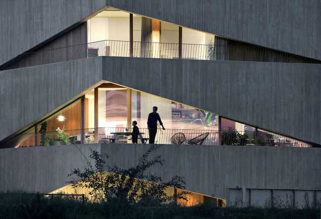 Una jocosa fachada de baldaquines asimétricos para la House N-DP