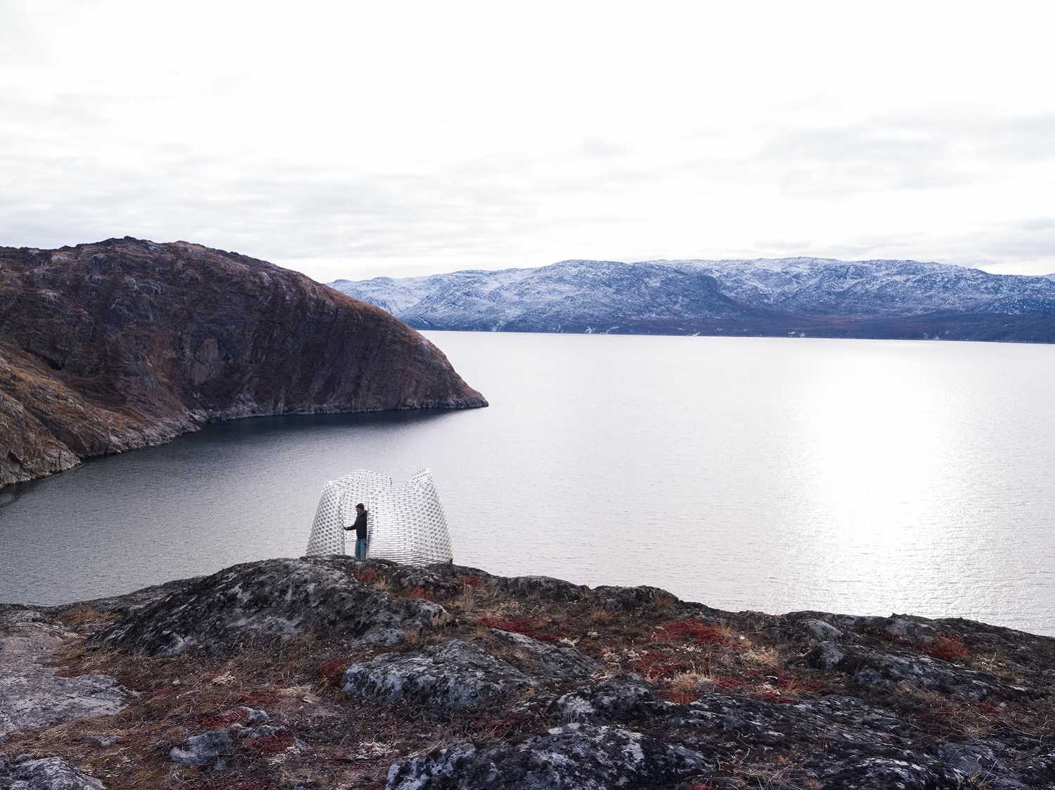 Un cofre de ladrillos vidriados inspirado en los reflejos de la luz de la luna sobre la nieve