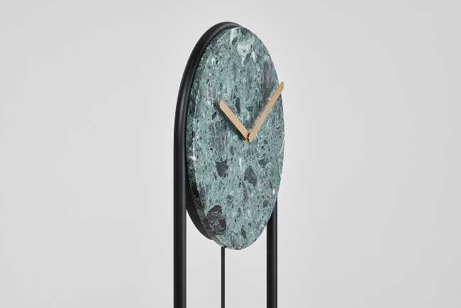 Totem, the pendulum clock that fits into contemporary living