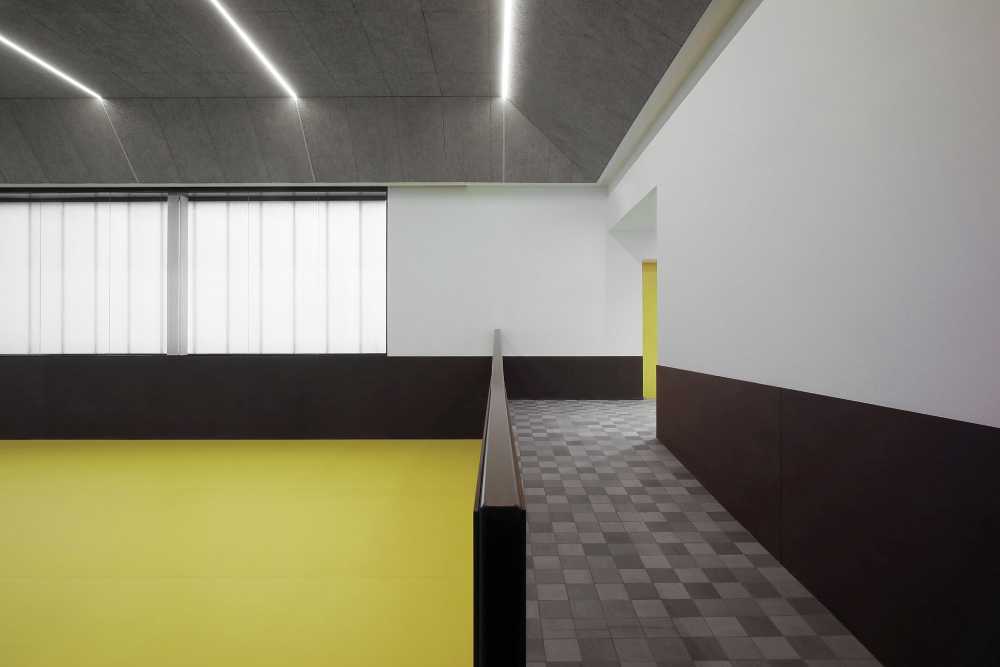 Acabados de la School gym Zanella en Villafranca: color, luz y materiales de altas prestaciones