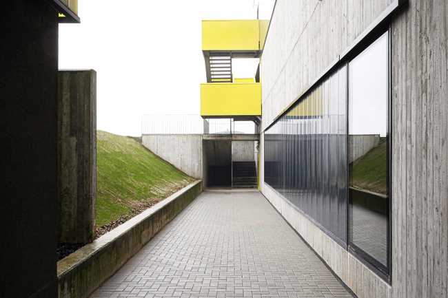 Renovation of School gym Zanella in Villafranca: color, light and high-performance materials