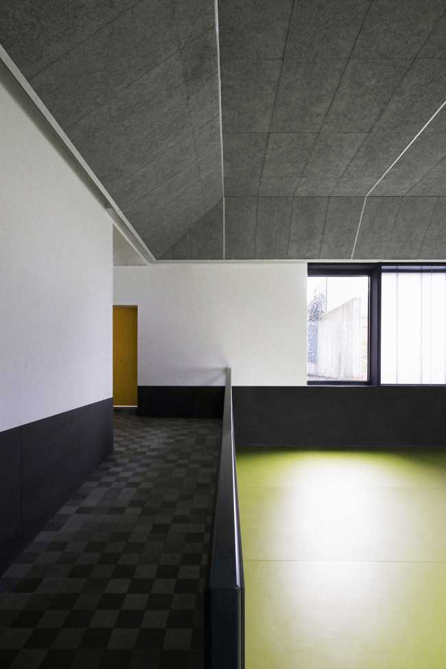 Renovation of School gym Zanella in Villafranca: color, light and high-performance materials