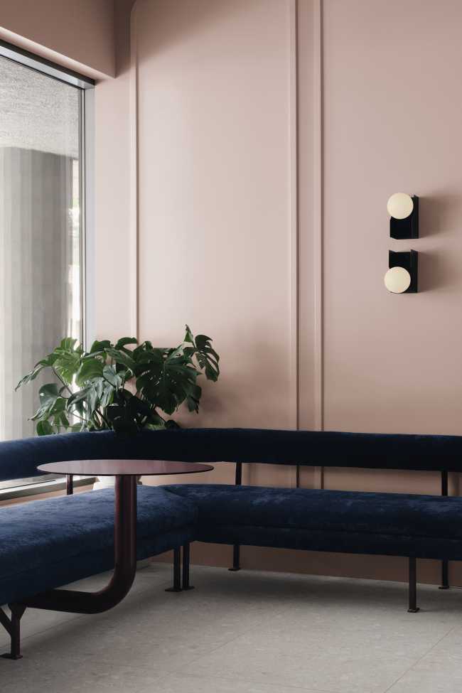 Nuevo hall para el Plaza Hutchison: un extravagante moodboard da la bienvenida a los jóvenes universitarios a su residencia