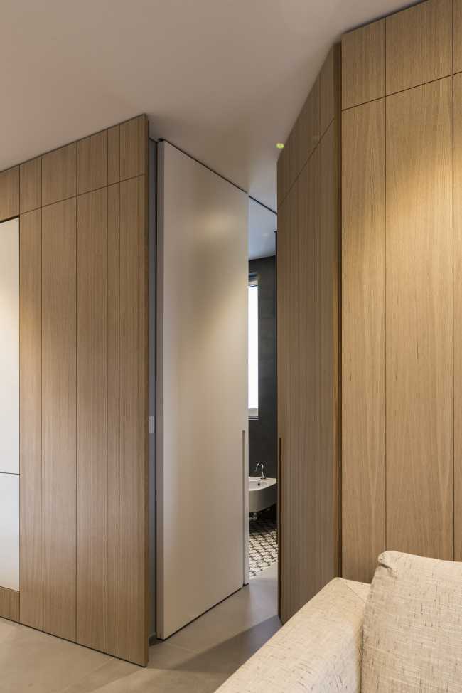 Bespoke paneling and optimized spaces: Contaminations, fine renovation of a family apartment in Bari, Italy