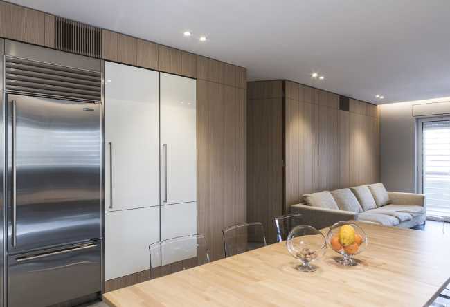 Bespoke paneling and optimized spaces: Contaminations, fine renovation of a family apartment in Bari, Italy