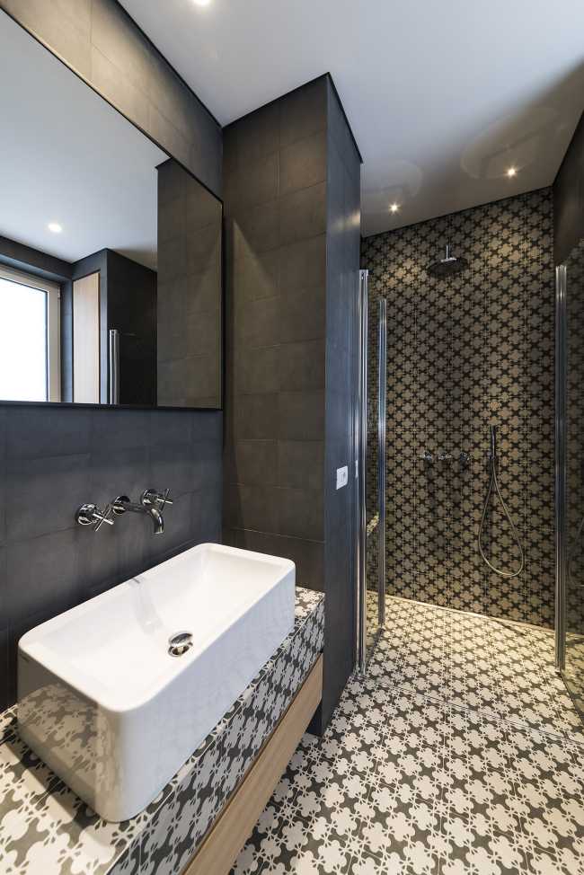 Bespoke paneling and optimized spaces: Contaminations, fine renovation of a family apartment in Bari, Italy