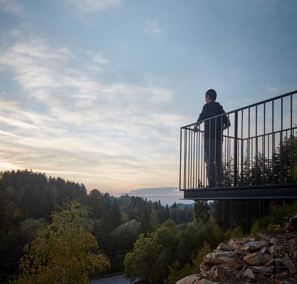 Hikes above the Horní Bečva quarry in order to encompass the drama of the surroundings