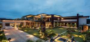 La Monsoon House en Thrissur, India. Una conexión teatral entre espacio y tiempo