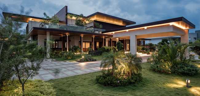 The Monsoon House in Thrissur, India. A theatrical connection between space and time