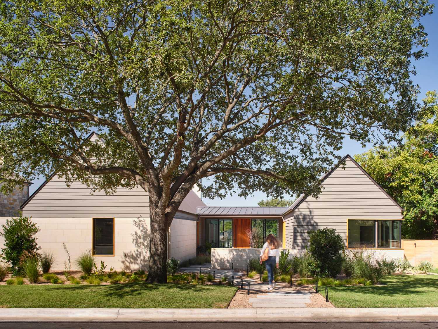 Spazi fluidi e dettagli artistici per l'Hartford Residence in Texas