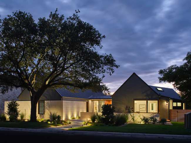 Flowing spaces and artistic details for The Hartford Residence in Texas