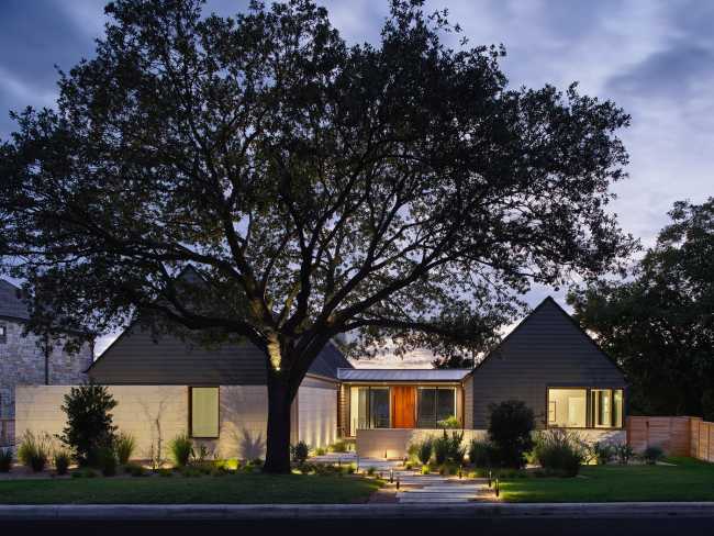 Flowing spaces and artistic details for The Hartford Residence in Texas