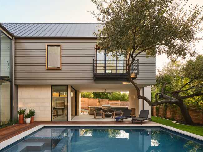 Flowing spaces and artistic details for The Hartford Residence in Texas