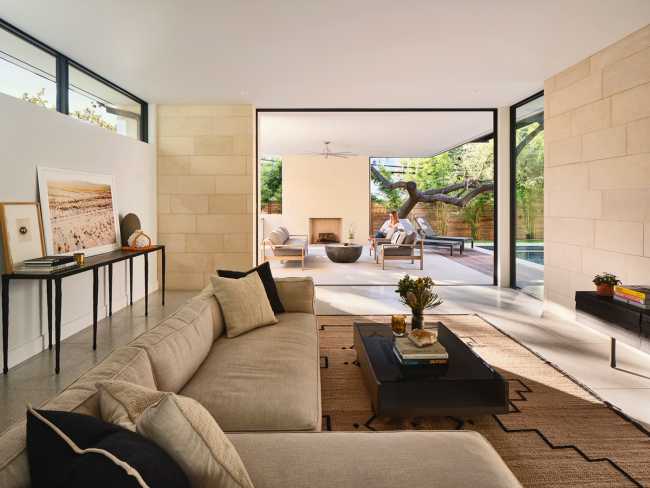 Flowing spaces and artistic details for The Hartford Residence in Texas