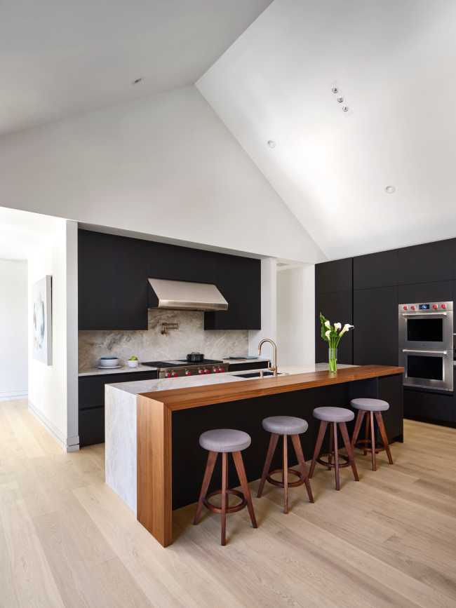 Flowing spaces and artistic details for The Hartford Residence in Texas