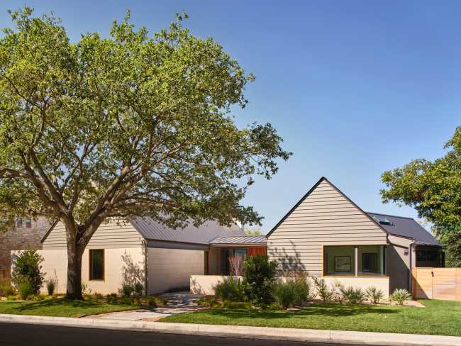 Flowing spaces and artistic details for The Hartford Residence in Texas