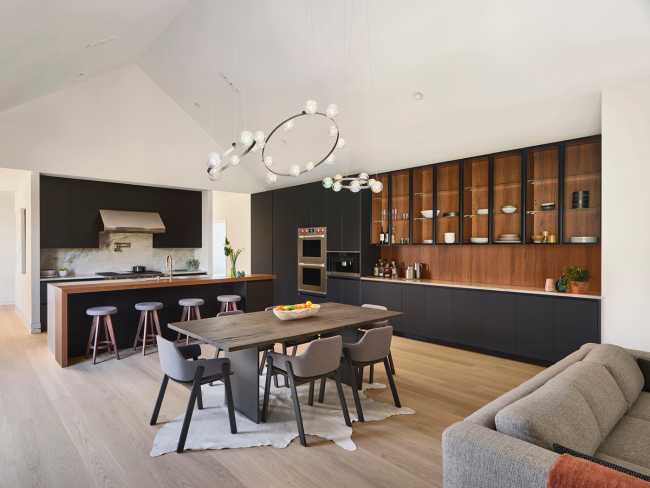 Flowing spaces and artistic details for The Hartford Residence in Texas