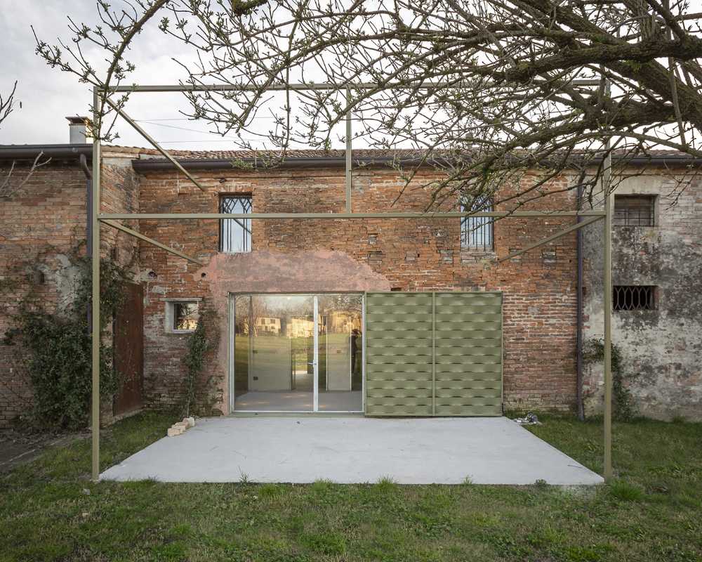 Proyecto de una casa para un hermano y una hermana: preservar la frugalidad del pasado agregando nueva libertad
