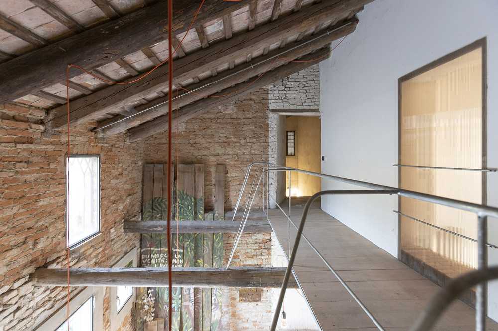 Proyecto de una casa para un hermano y una hermana: preservar la frugalidad del pasado agregando nueva libertad