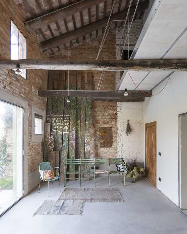 Proyecto de una casa para un hermano y una hermana: preservar la frugalidad del pasado agregando nueva libertad