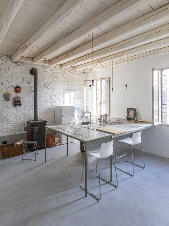 Proyecto de una casa para un hermano y una hermana: preservar la frugalidad del pasado agregando nueva libertad