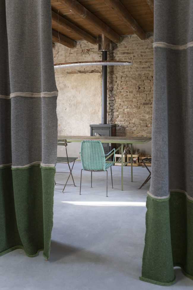 Proyecto de una casa para un hermano y una hermana: preservar la frugalidad del pasado agregando nueva libertad