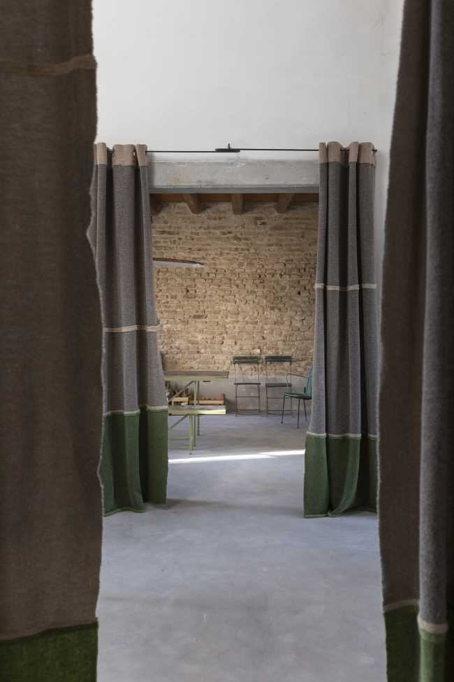 Proyecto de una casa para un hermano y una hermana: preservar la frugalidad del pasado agregando nueva libertad