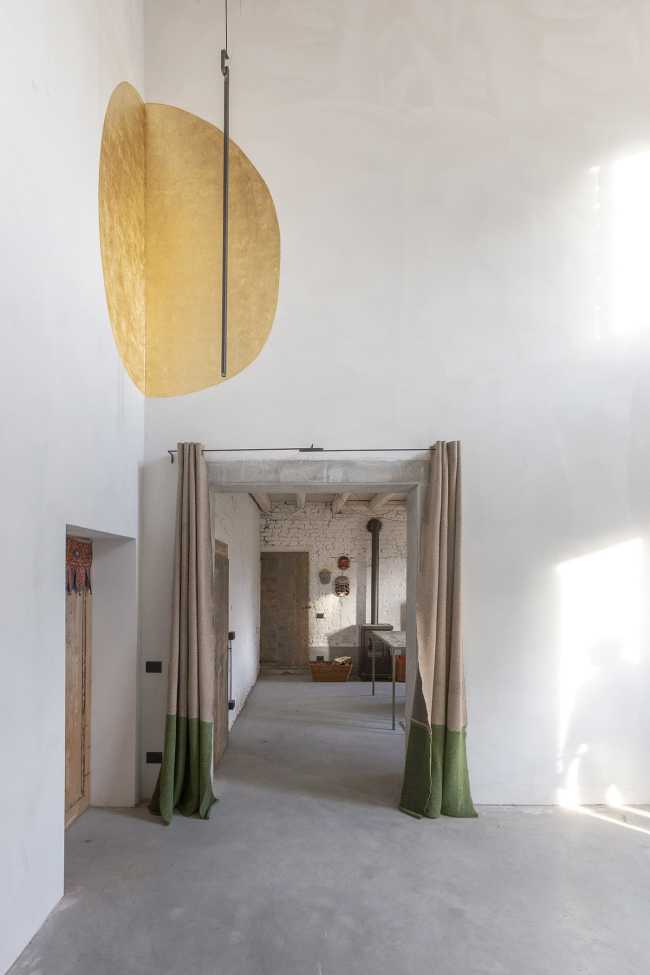 Proyecto de una casa para un hermano y una hermana: preservar la frugalidad del pasado agregando nueva libertad