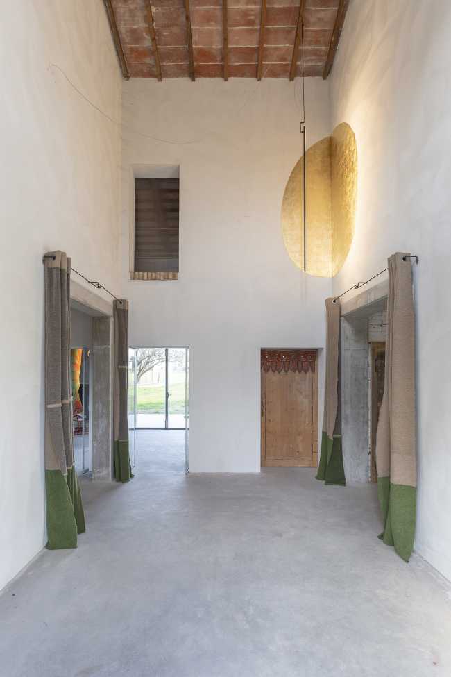 Proyecto de una casa para un hermano y una hermana: preservar la frugalidad del pasado agregando nueva libertad